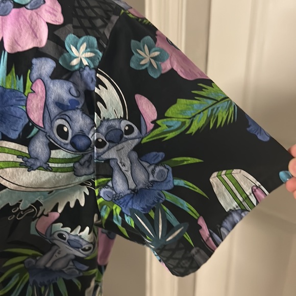 DISNEY LILO & Stitch Size Medium with Front Pockets Scrub Top (T-Shirt) NWOT $55 - Picture 6 of 11